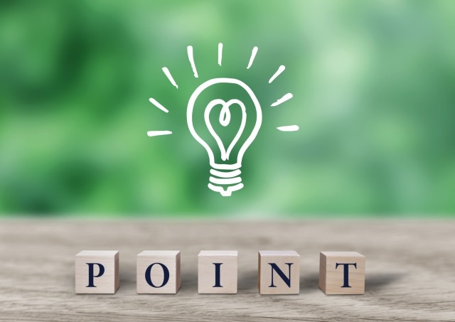 お座りをしてこちらを見つめるボーダー・コリーの子犬の写真