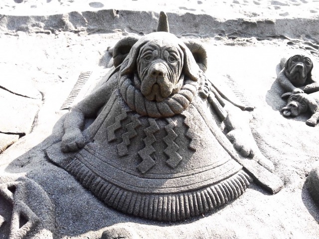 砂で立体的に作られた土佐犬