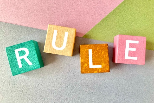 「RULE」とカラフルなカラーのブロックにひとつづつ書かれている