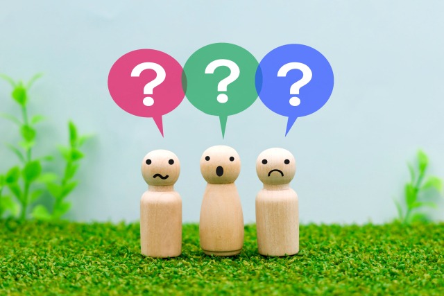 人型の人形の上に吹き出しで「?」が書いてある